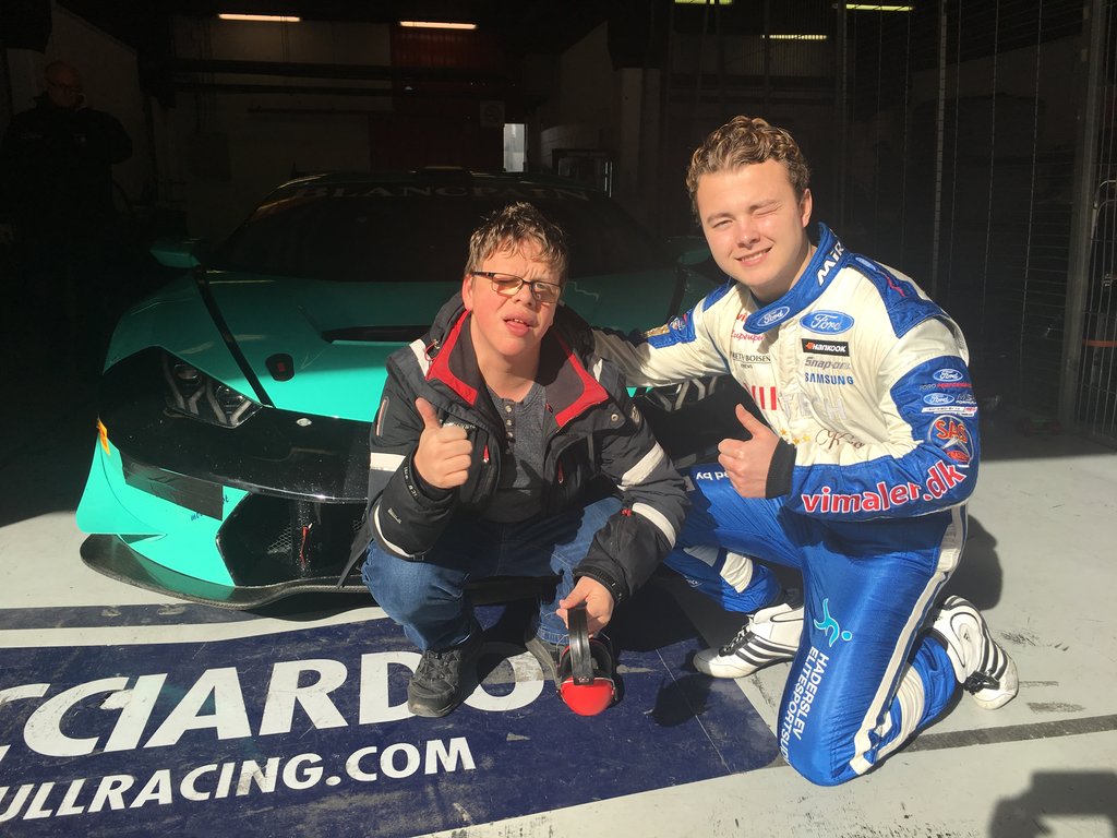 Patrik havde sin gode ven og motorsport-supporter, Mikkel Bild, med til Barcelona